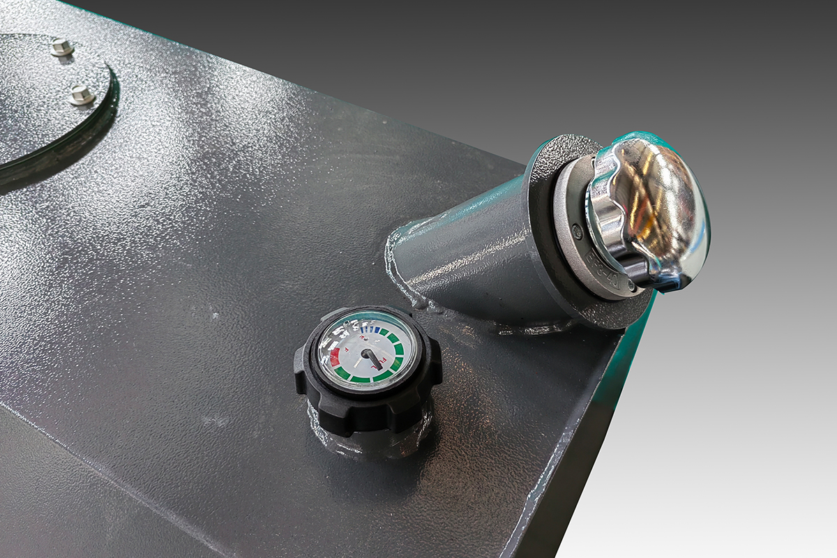 Integrated fuel tank refueling plate